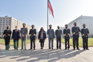 Armada de Chile realizó izamiento de la “Gran Bandera del Bicentenario” en plaza de la Ciudadanía de Santiago