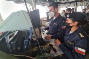 Cadetes de la Escuela Naval “Arturo Prat” visitaron la FF-18 “Almirante Riveros”
