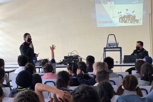 Oficial de la Armada visita establecimientos educacionales en la comuna de San Miguel por “Mes del Mar 2022”