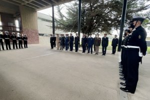 Delegación argentina entrega ofrenda floral a héroe patrio en la Escuela Naval “Arturo Prat”