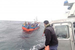 Armada rescata con vida a cinco tripulantes de Lancha a la deriva en Melinka