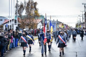 Alrededor de 3.000 estudiantes desfilaron en honor a las Glorias Navales en el monumento a Arturo Prat en Punta Arenas Alrededor de 3.000 estudiantes desfilaron en honor a las Glorias Navales en el monumento a Arturo Prat en Punta Arenas