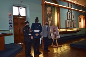 Bomberos donó histórica fotografía del Guardiamarina Riquelme al Museo Marítimo Nacional