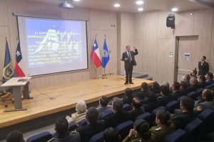 Gobernación Marítima de Valdivia ofreció charla “Liderazgo entre Tifones”