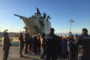 Escolares conocieron la historia de los monumentos navales y marítimos de la costanera del Estrecho de Magallanes