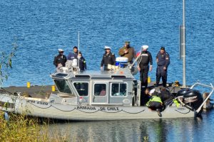 Armada De Chile realiza rescate y evacuación de cuatro personas accidentadas en vehículo que desbarrancó en sector mirador lago Panguipulli