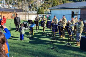 Banda de la Quinta Zona Naval acercó la música a estudiantes de 11 establecimientos educacionales
