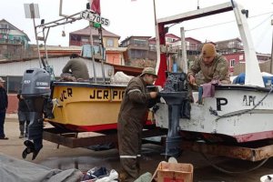 Infantes de Marina efectuaron mantención a los motores de las lanchas pertenecientes a los pescadores de Pichicuy