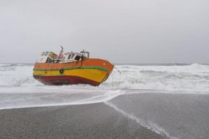 Chiloé: en medio de alerta por mal tiempo y temporal Armada rescata a seis tripulantes desde lancha a motor a la deriva