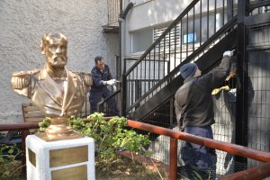 Armada culmina con éxito Operativo Cívico en Escuela “Cadete Arturo Prat” de Santiago
