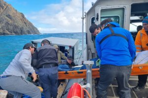 Autoridad Marítima de Juan Fernández efectúa evacuación médica de paciente con fractura