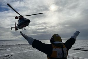 Grupo Aeronaval Puerto Montt efectuó entrenamiento en cubierta de vuelo de Fragata “Almirante Williams”