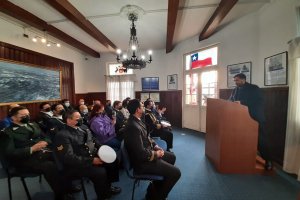Museo Naval y Marítimo de Punta Arenas presenta libro “Historia de Faros y Algo Más”