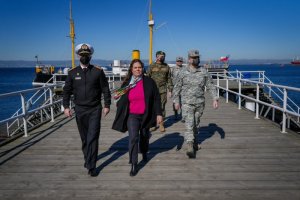 Ministra de Defensa Nacional realizó su primera visita al museo flotante Huáscar valorando el significado histórico que tiene para Chile Ministra de Defensa Nacional realizó su primera visita al museo flotante Huáscar valorando el significado histórico que tiene para Chile