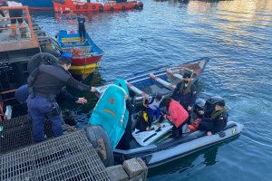 Dotación de la Capitanía de Puerto de San Vicente rescató a dos deportistas náuticos en Caleta Lenga Dotación de la Capitanía de Puerto de San Vicente rescató a dos deportistas náuticos en Caleta Lenga