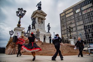 Maratonistas de la cueca rinden homenaje en Monumento a la Marina Nacional Maratonistas de la cueca rinden homenaje en Monumento a la Marina Nacional