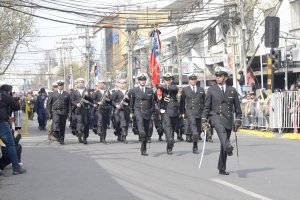 Armada de Chile participó en desfile cívico-militar en Puente Alto en conmemoración de las Glorias del Ejército y la Primera Junta Nacional de Gobierno 