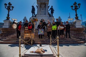 Cultores de Valparaíso rinden homenaje en Monumento a la Marina Nacional