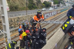 Operativo rescató a mujer que cayó en roqueríos cerca de Caleta Abarca Operativo rescató a mujer que cayó en roqueríos cerca de Caleta Abarca