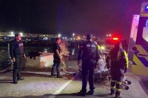 Dispositivo de Emergencia de la Armada permitió rescatar a dos personas en playa La Lisera Dispositivo de Emergencia de la Armada permitió rescatar a dos personas en playa La Lisera