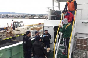 Autoridad Marítima realizó revista de fondeo a nave de pesca en Muelle Prat de Punta Arenas