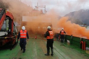 Desarrollan ejercicio de combate a la contaminación en Puerto Cisnes