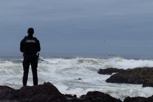 Personal de la Cuarta Zona Naval busca intensamente hombre desaparecido en playa brava de Iquique Personal de la Cuarta Zona Naval busca intensamente hombre desaparecido en playa brava de Iquique