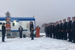 Con temperaturas bajo cero se realizaron ceremonias de cambio de mando en la Antártica