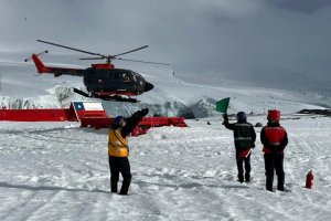 Armada de Chile trasladó personal y carga del SHOA desde Base Naval Antártica “Arturo Prat” Armada de Chile trasladó personal y carga del SHOA desde Base Naval Antártica “Arturo Prat”