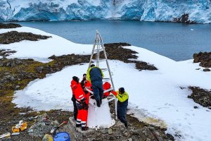 Con -5 grados personal de la Armada realizó tareas de renovación de señalización marítima en la Antártica Con -5 grados personal de la Armada realizó tareas de renovación de señalización marítima en la Antártica