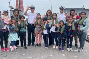 Niños del Altiplano visitaron la Cuarta Zona Naval en Iquique Niños del Altiplano visitaron la Cuarta Zona Naval en Iquique