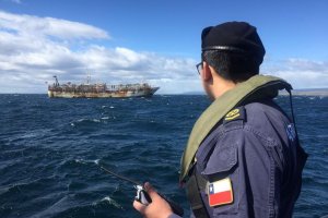 Armada de Chile fiscaliza nueva temporada de tránsito de la flota pesquera internacional por el Estrecho de Magallanes