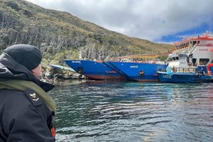 Armada de Chile desplegó operativo ante barcaza varada en Canal Magdalena