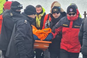Autoridad Marítima del Territorio Chileno Antártico coordinó desembarco y evacuación médica desde Bahía Fildes