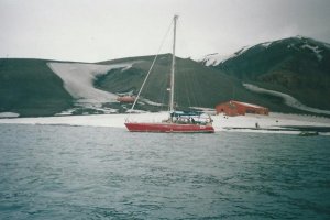 31 años del salvamento marítimo del yate “Freydis” en el territorio Chileno Antártico