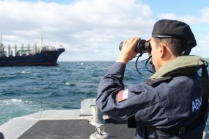Autoridad Marítima continúa control de flota pesquera internacional en tránsito por el Estrecho de Magallanes