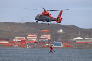 Armada realiza por primera vez entrenamiento de rescate en Helicóptero HH-65 “Dauphin” en la Antártica