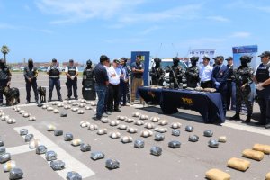 Policía Marítima sorprendió a banda que transportaba droga desde Arica a Santiago Policía Marítima sorprendió a banda que transportaba droga desde Arica a Santiago