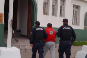 Policía Marítima de la Capitanía de Puerto de San Antonio efectúa detención a persona con orden vigente Policía Marítima de la Capitanía de Puerto de San Antonio efectúa detención a persona con orden vigente