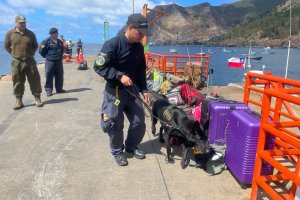 Fiscalizan a pasajeros que se embarcaron en OPV “Comandante Toro” en Isla Robinson Crusoe Fiscalizan a pasajeros que se embarcaron en OPV “Comandante Toro” en Isla Robinson Crusoe