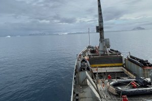 Buque “Aquiles” apoya cierre de base extranjera tras período finalizado en Campaña Antártica
