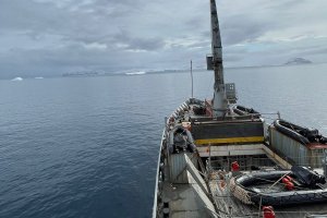 Buque “Aquiles” apoya cierre de base extranjera tras período finalizado en Campaña Antártica Buque “Aquiles” apoya cierre de base extranjera tras período finalizado en Campaña Antártica