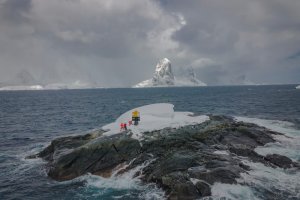 Conmemoran la instalación del primer faro nacional en el Territorio Chileno Antártico