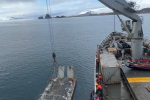 Transporte AP-41 “Aquiles” finalizó faenas en Base Naval Antártica “Arturo Prat”