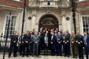 Ministra de Defensa revistó a dotación de Agregaduría Naval de Londres Ministra de Defensa revistó a dotación de Agregaduría Naval de Londres