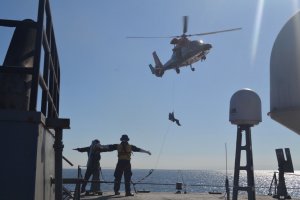 Dotaciones de unidades aéreas y marítimas de la Segunda Zona Naval realizaron instrucción en maniobra Hi Line