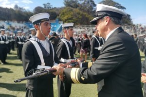 Alumnos de la Escuela de Grumetes recibieron sus armas de servicio tras cumplir período de formación básica Alumnos de la Escuela de Grumetes recibieron sus armas de servicio tras cumplir período de formación básica