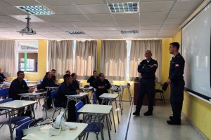 Personal embarcado en buques de la Escuadra Nacional expone sobre la vida a bordo a reclutas de la Escuela de Grumetes