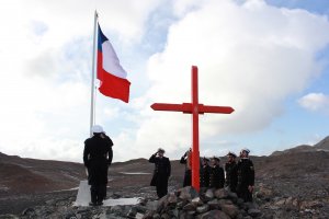 Dotación de la Base Naval Antártica “Arturo Prat” realiza homenaje a segundo mártir de la Armada en el continente blanco