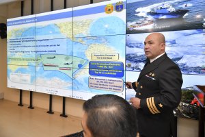 Armada y Sernapesca vigilan tránsito de flota extranjera por Zona Económica Exclusiva Armada y Sernapesca vigilan tránsito de flota extranjera por Zona Económica Exclusiva